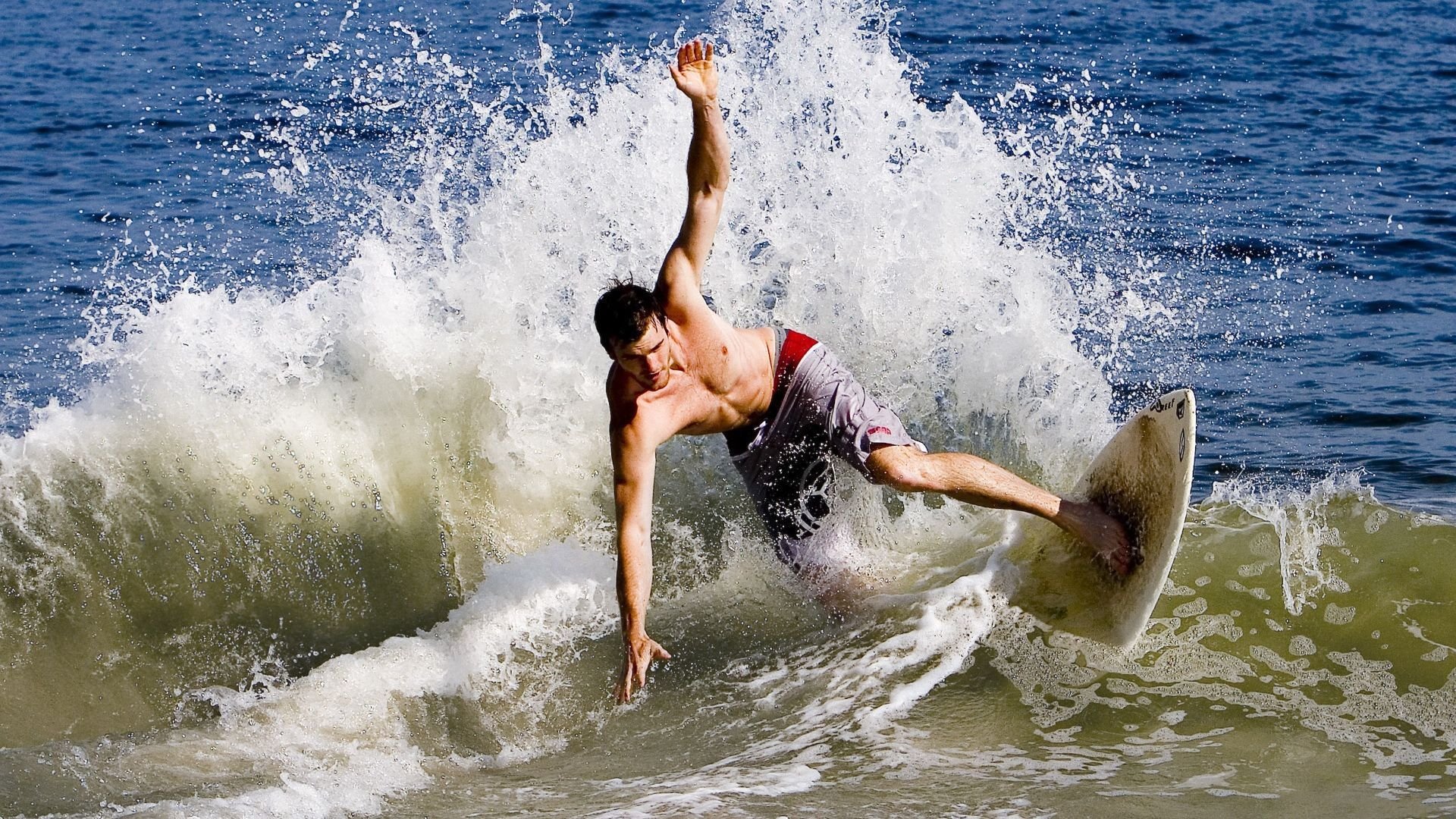 利拉德数据狂飙引领篮网碾压新疆队，跨联盟对决背后的篮球风云