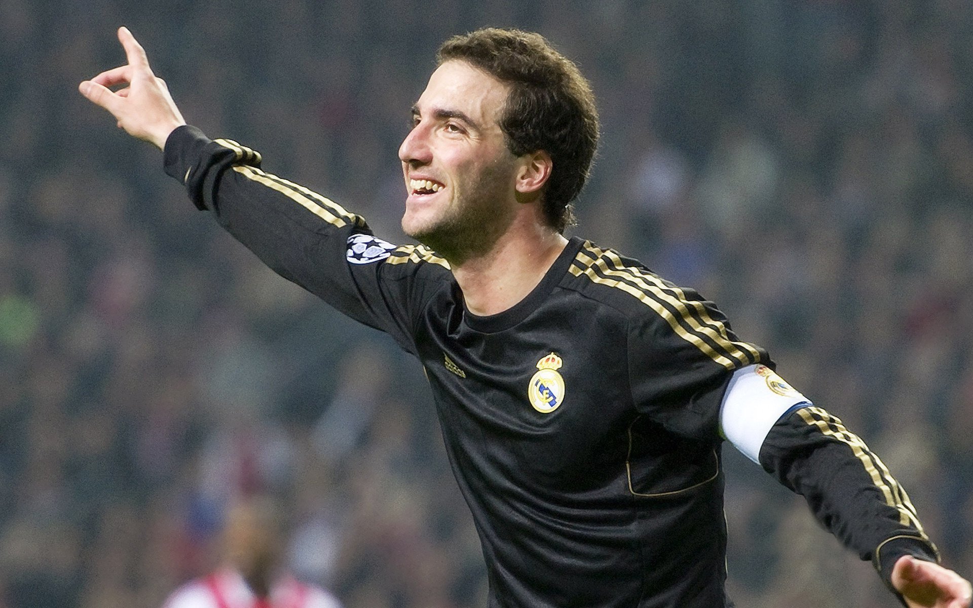 田径王国踢足球？伊布降维打击带飞牙买加，这画面太魔幻