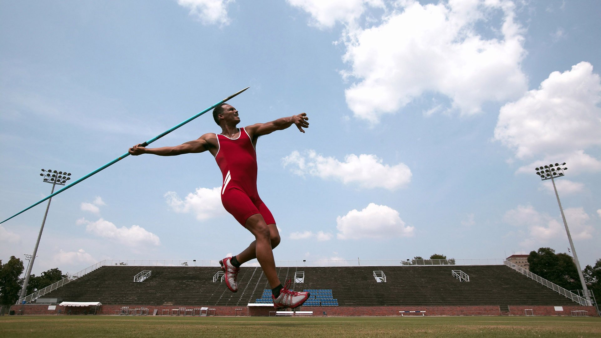 开云体育下载-当伯纳乌遇见法老咒语，德比硝烟未散，金字塔阴影已笼罩亚洲战舰